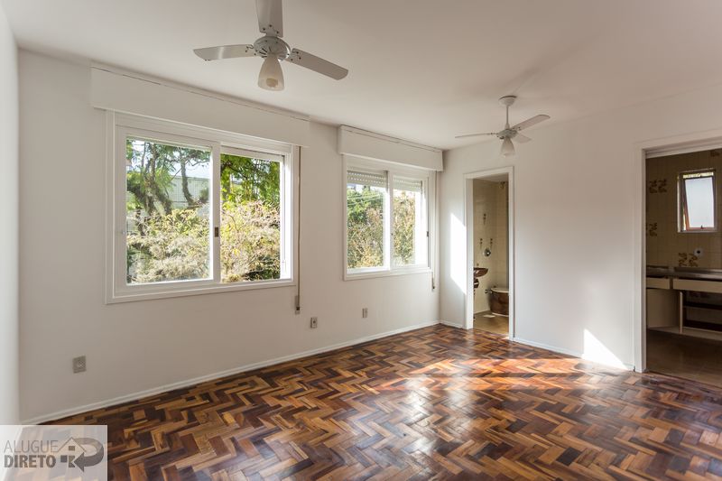Sala de estar com piso em parquet espinha de peixe e janelas amplas
